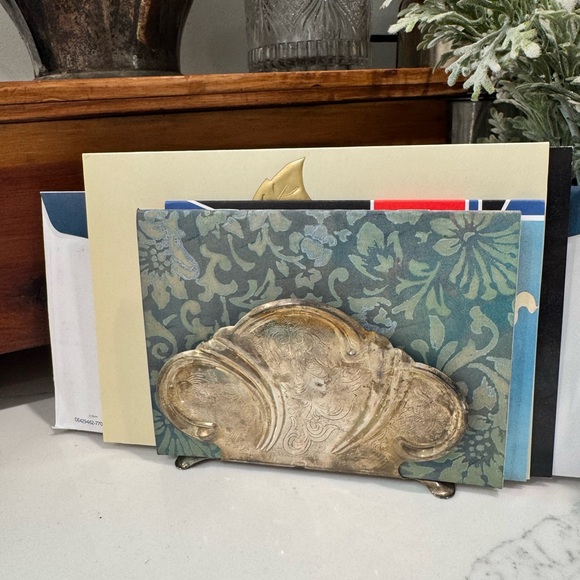 Vintage pewter letter holder or napkin holder with etched floral design - Picture 6 of 11